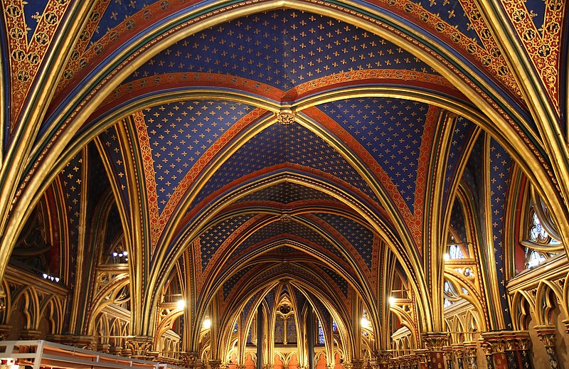 A spectacular gilded vaulted ceiling that resembles the night sky