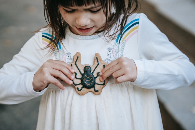 Yutaaq girl with a spider-shaped naming cookie
