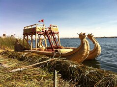 Traditional reed boat(licensed under CC BY 2.0).jpg
